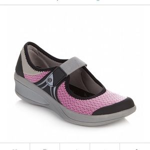 Bzees Forever Mary Jane Comfort Sneakers Size 8